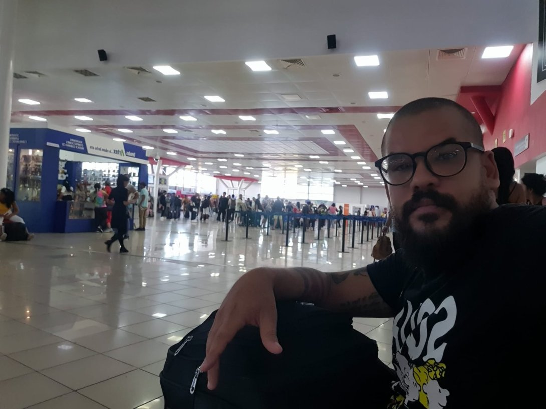 Ariel Maceo en el Aeropuerto Internacional José Martí de La Habana, poco antes de volar hacia Managua, Nicaragua (2023).