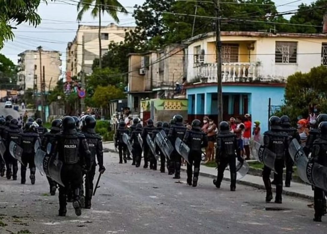 Agentes antimotines en las calles de Cuba