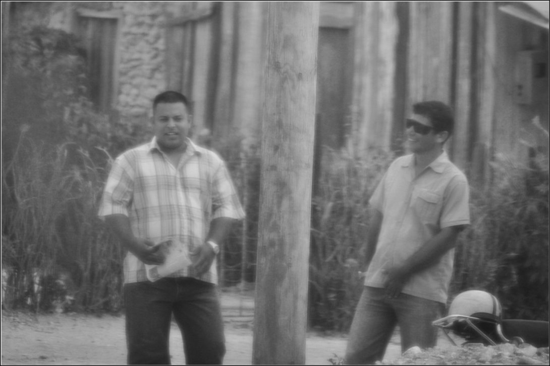 Represores cubanos Maikel Armando Escobar Peña y el teniente "Saúl" en San Germán, Holguín. Foto: Luis Felipe Rojas.