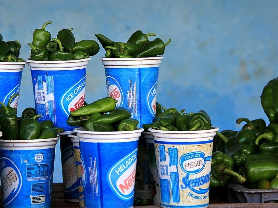 Vasos originalmente de helado reutilizados para vender ajíes en Cuba.