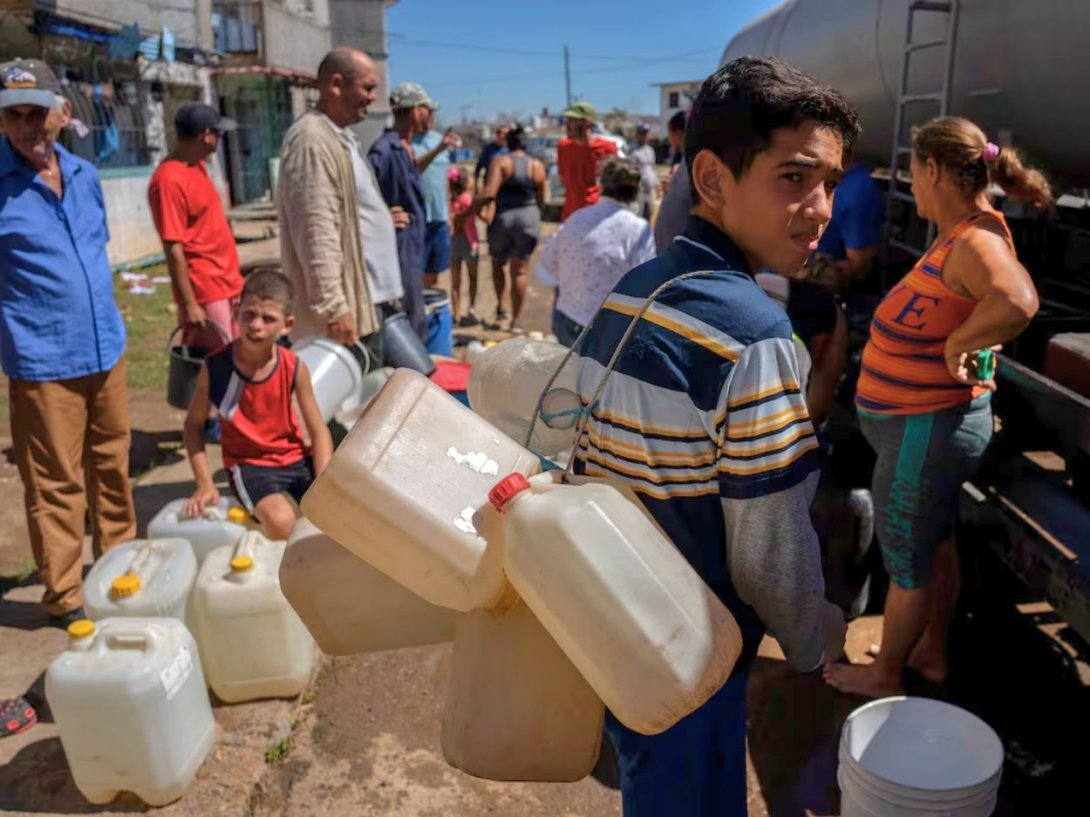 Cubanos haciendo fila para abastecerse de agua potable. Foto: AP.