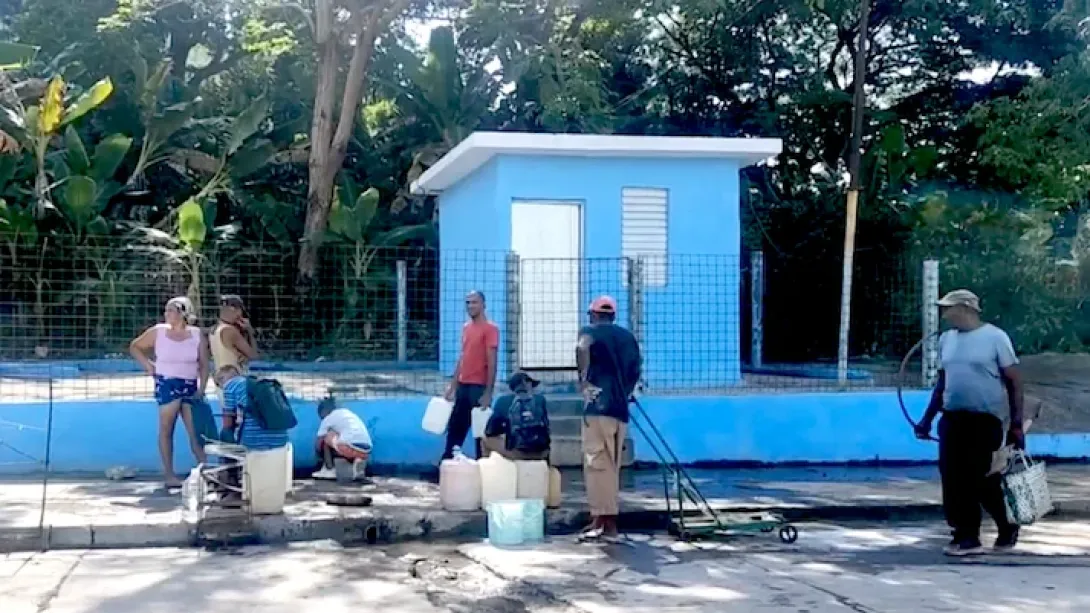 Vecinos de Santiago de Cuba haciendo cola para acarrear agua potable. Foto tomada de Diario de Cuba.