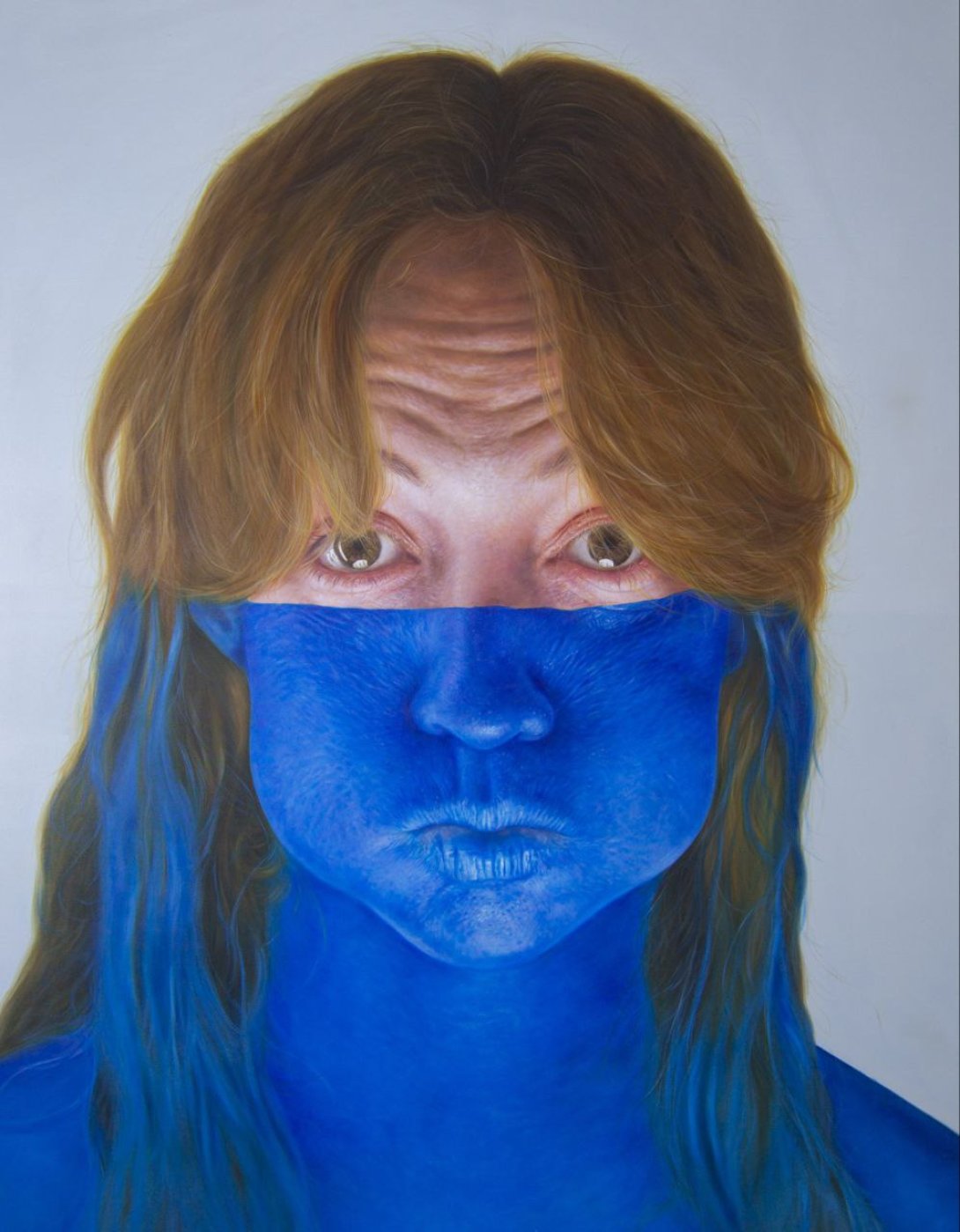 Obra de la serie "ID", de Abel Monagas Alfonso, mujer con el rostro pintado de azul