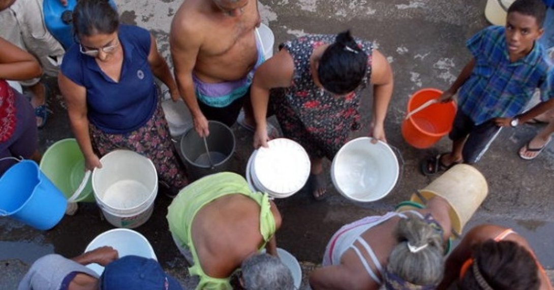 Vecinos de Santiago de Cuba a la espera de acarrear agua potable. Foto tomada de CiberCuba.