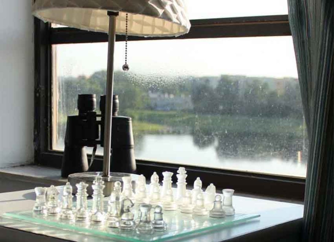 Ajedrez de cristal frente a ventana. Foto: Francis Sánchez