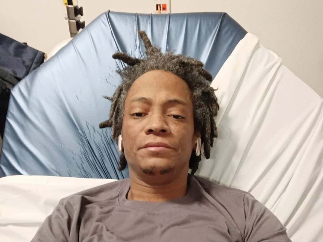 El rapero cubano Alayo (Alain García Artola), hospitalizado en Estados Unidos (2025).