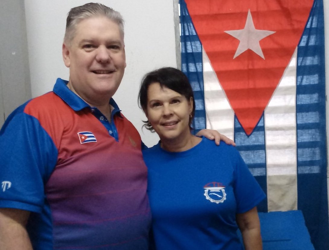 El ex ministro de Economía y Planificación, Alejandro Gil, junto a su esposa, Gina María González.