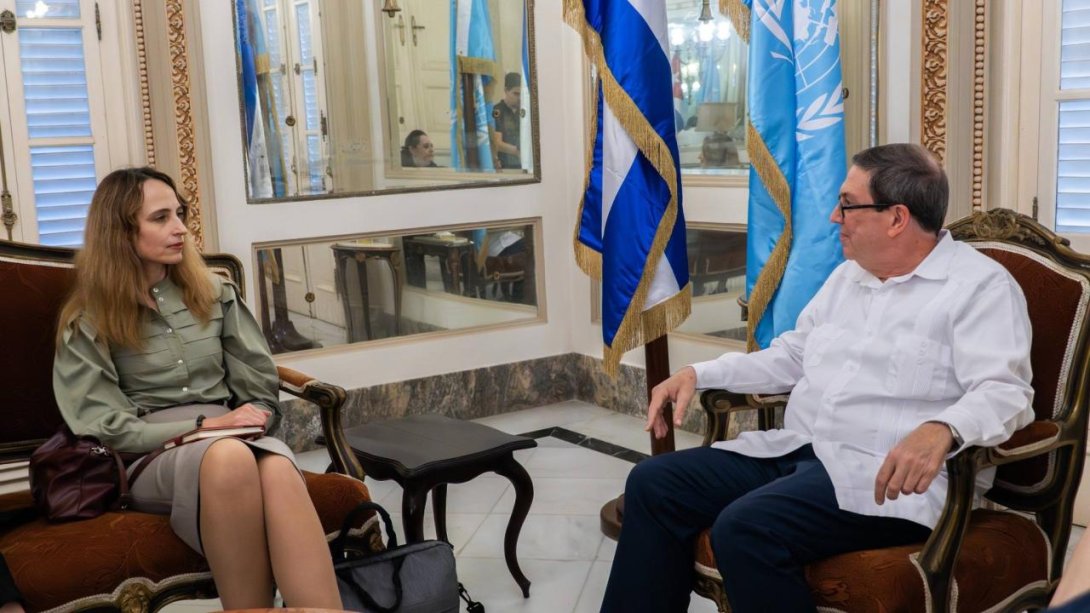 La relatora especial de la ONU, Alena Douhan y el Canciller cubano Bruno Rodríguez Parrilla (noviembre de 2025).