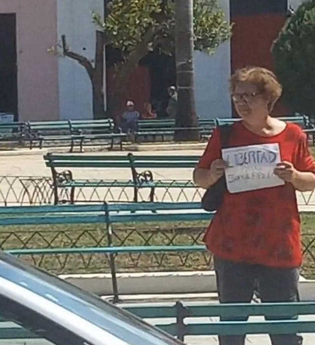 La cubana Alina Bárbara López Hernández protesta en el Parque de la Libertad.