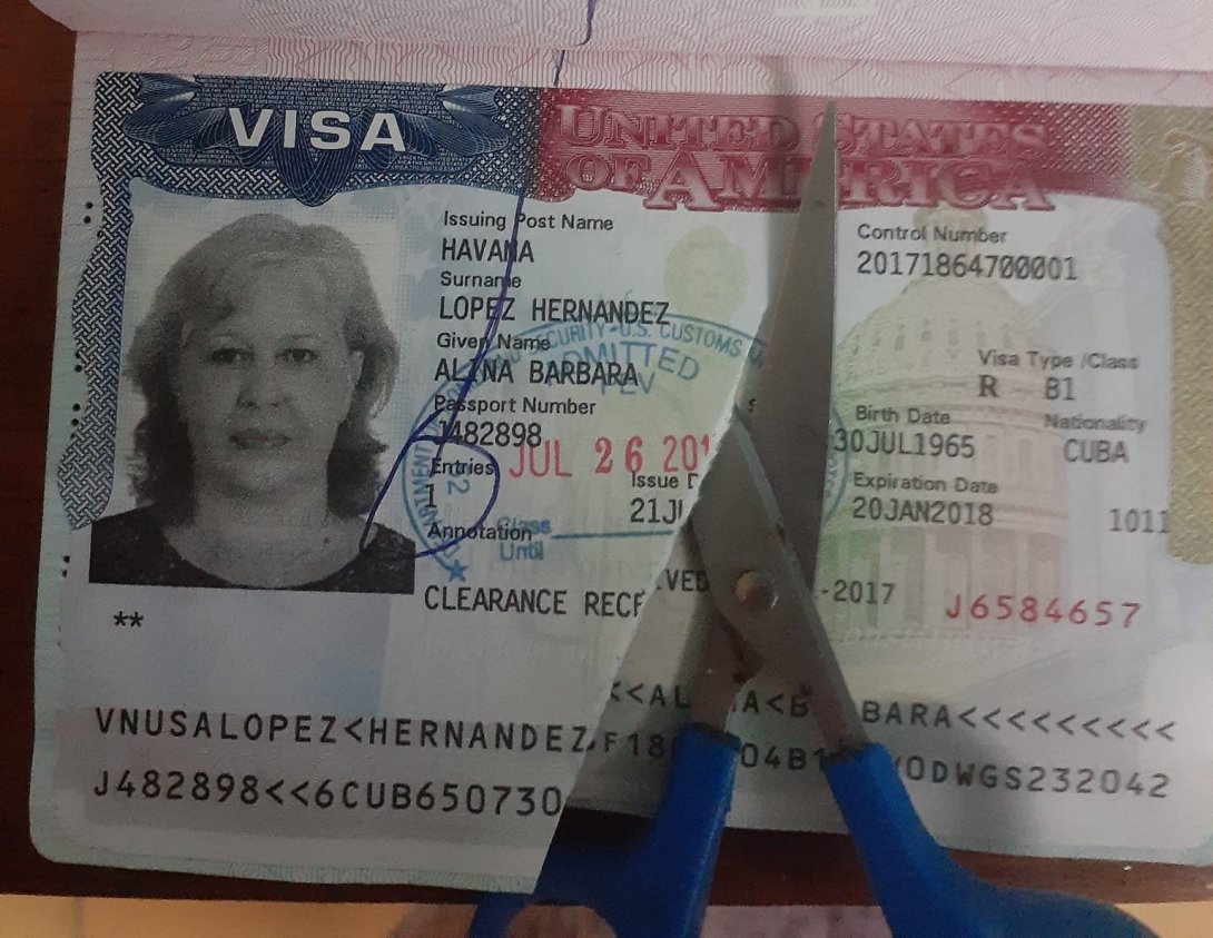 Pasaporte roto de Alina Bárbara López.