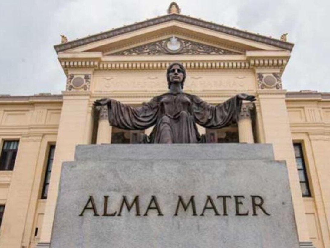 Vista del "Alma Mater" escultura que preside la entrada a la Universidad de La Habana.