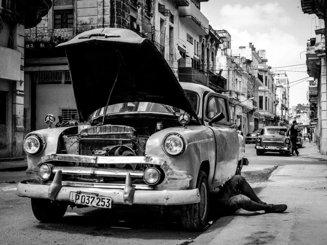 Almendrón en La Habana siendo reparado