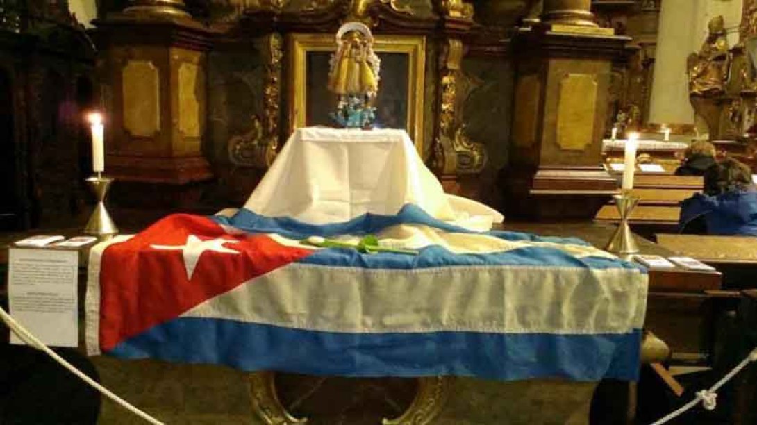 Altar con bandera cubana. Foto: Francis Sánchez