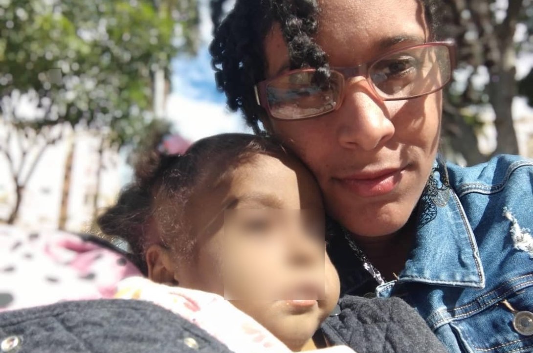 La niña Amanda Lemus con su madre.