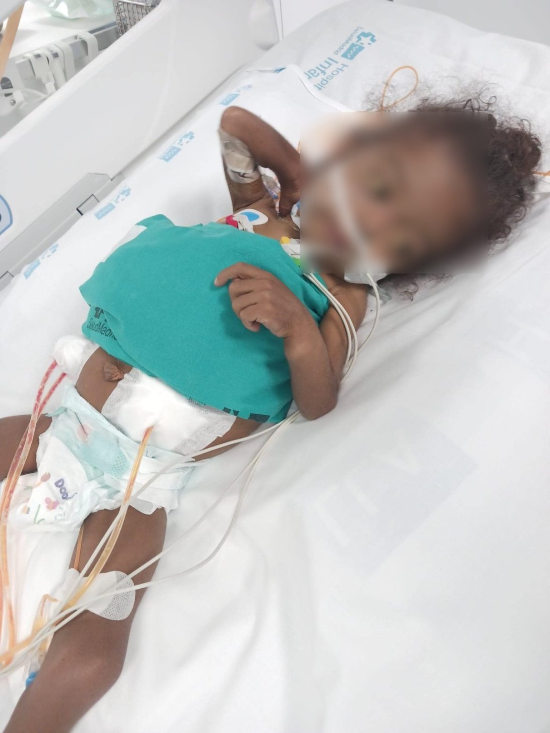 La niña cubana Amanda Lemus en el hospital.