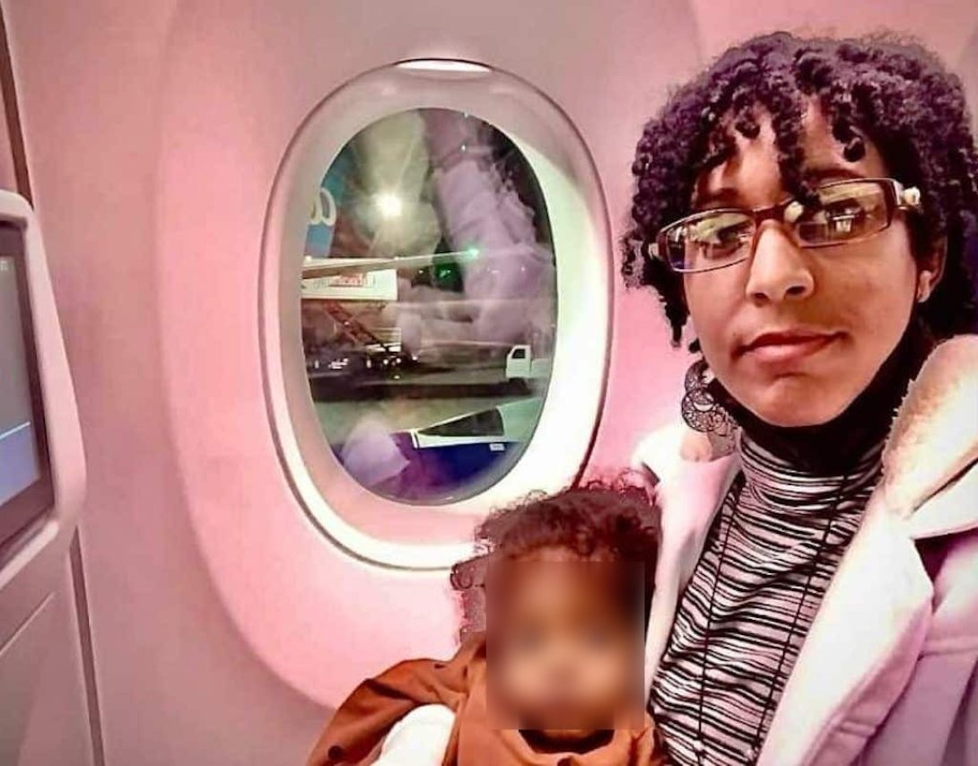 Amanda Lemus junto a su madre en el avión rumbo a España.
