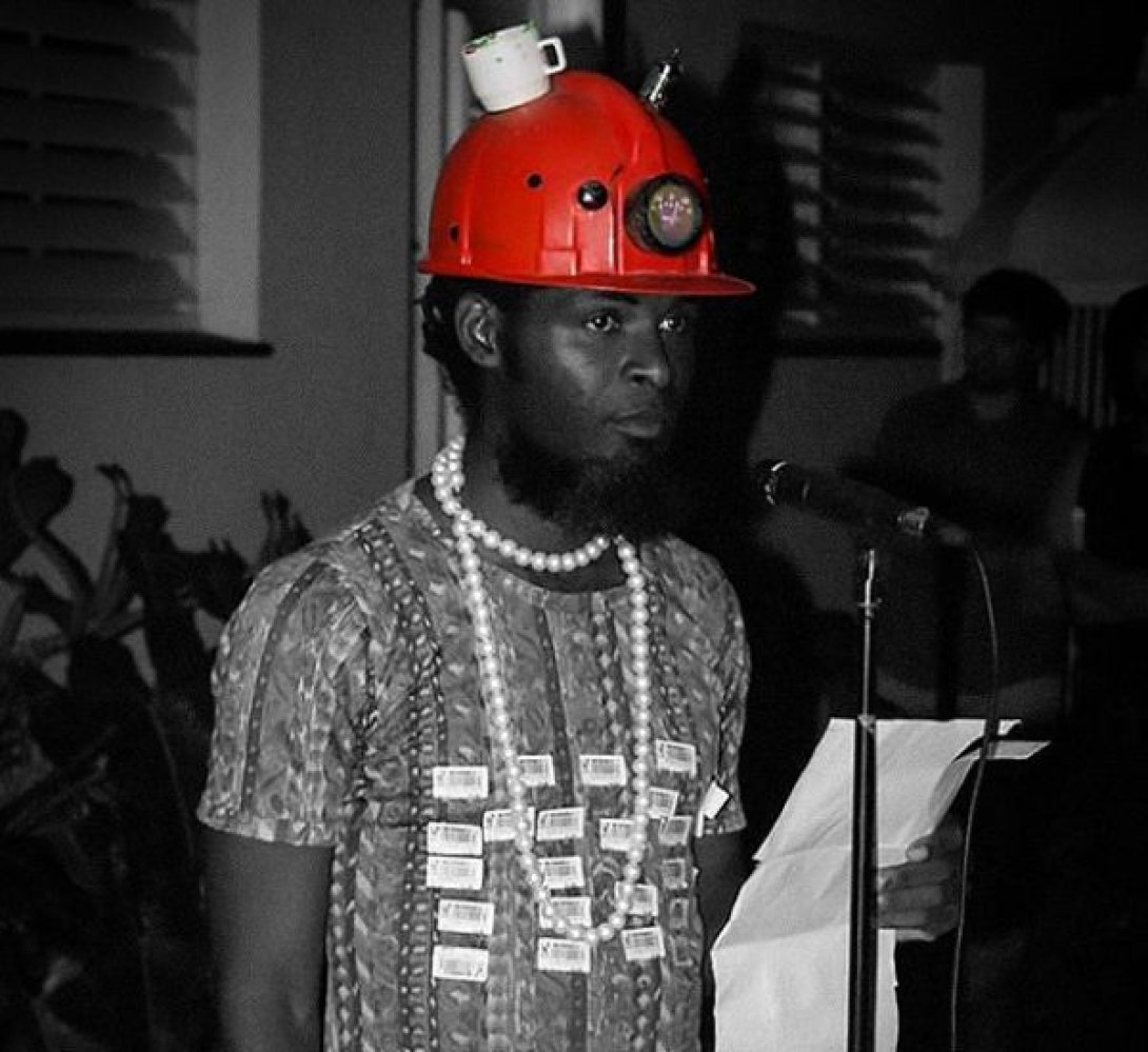 Amaury Pacheco leyendo un papel con un casco de constructor