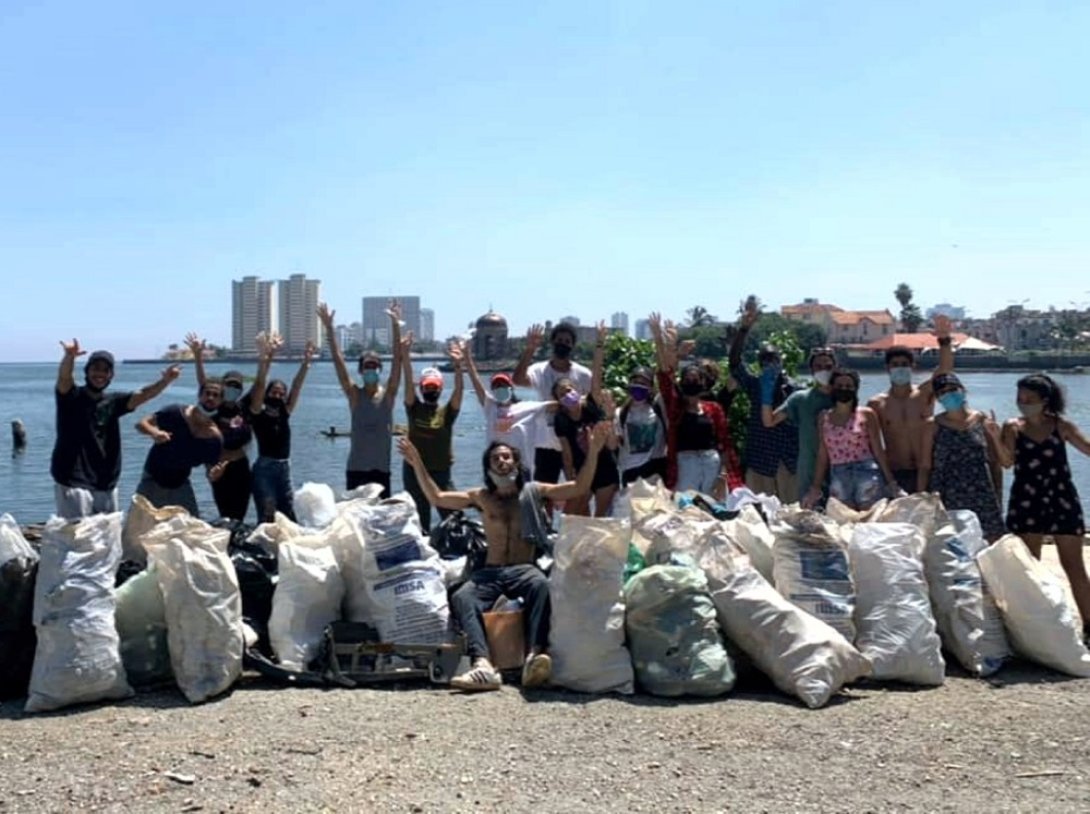Jóvenes ambientalistas hacen limpieza en la costa de La Habana.