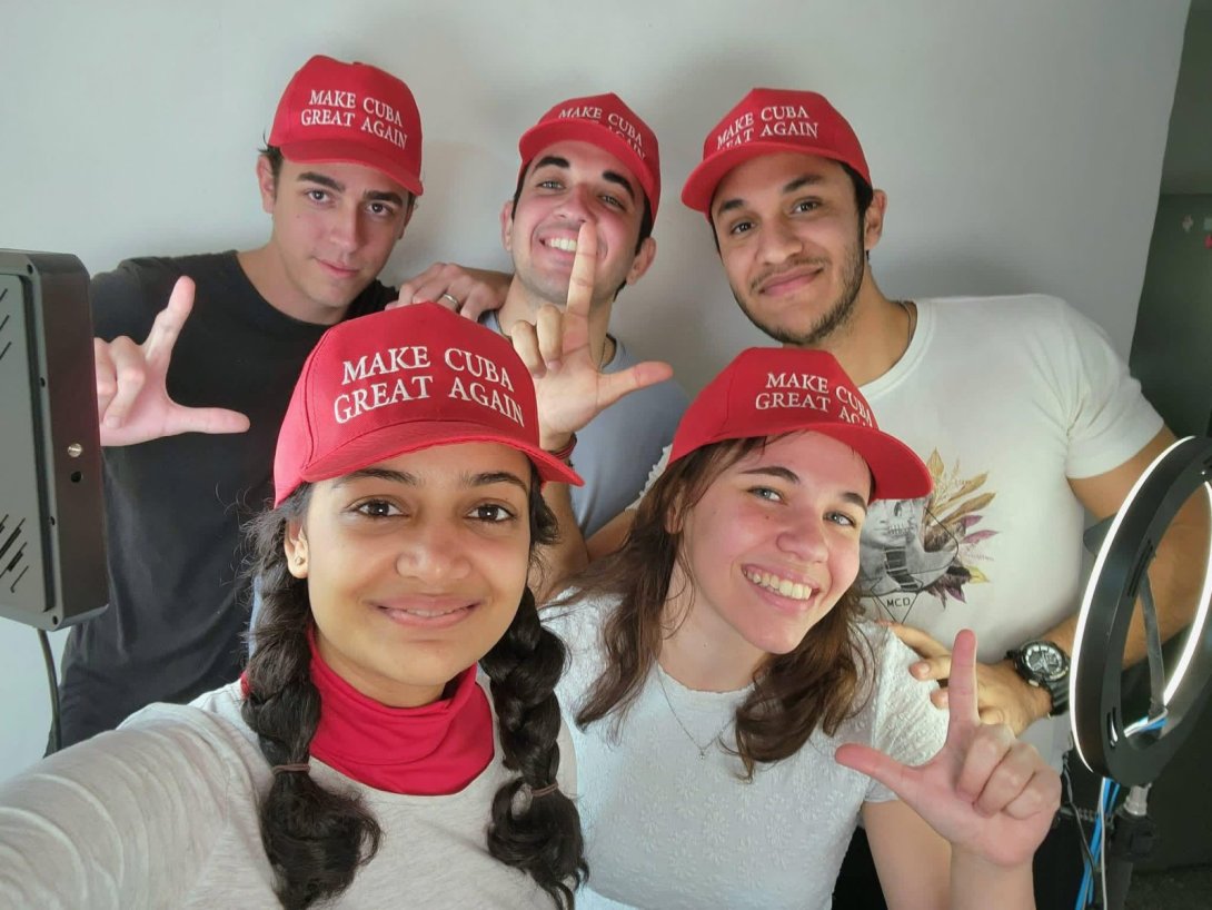 La influencer cubana Anna Bensi junto al colectivo "Fuera de la Caja". 