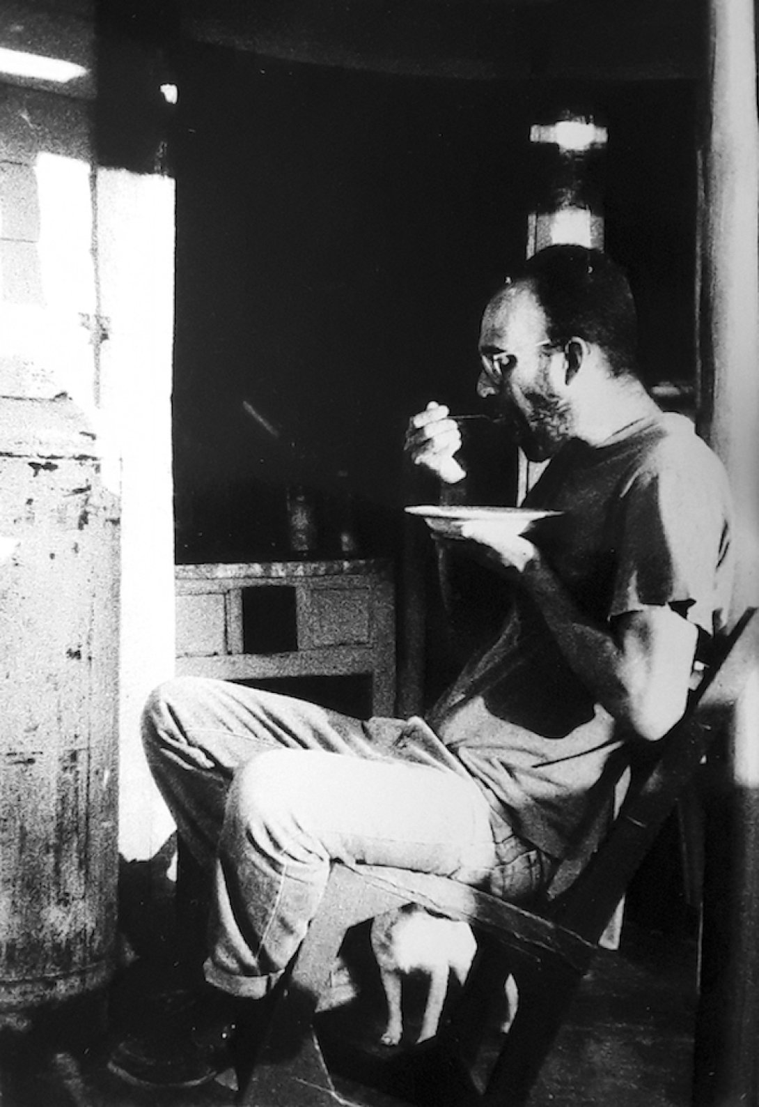 El autor comiendo en el portal trasero de la casa de Ismael y Consuelo. 