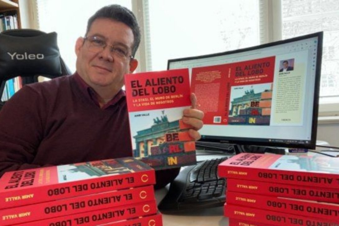 Amir Valle y su libro "El aliento del lobo".