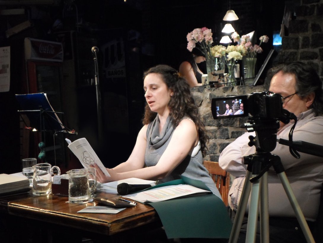Ana Laura Tamburini en 2014, en la presentación y lectura de los cuadernos de Interlunio en Buenos Aires
