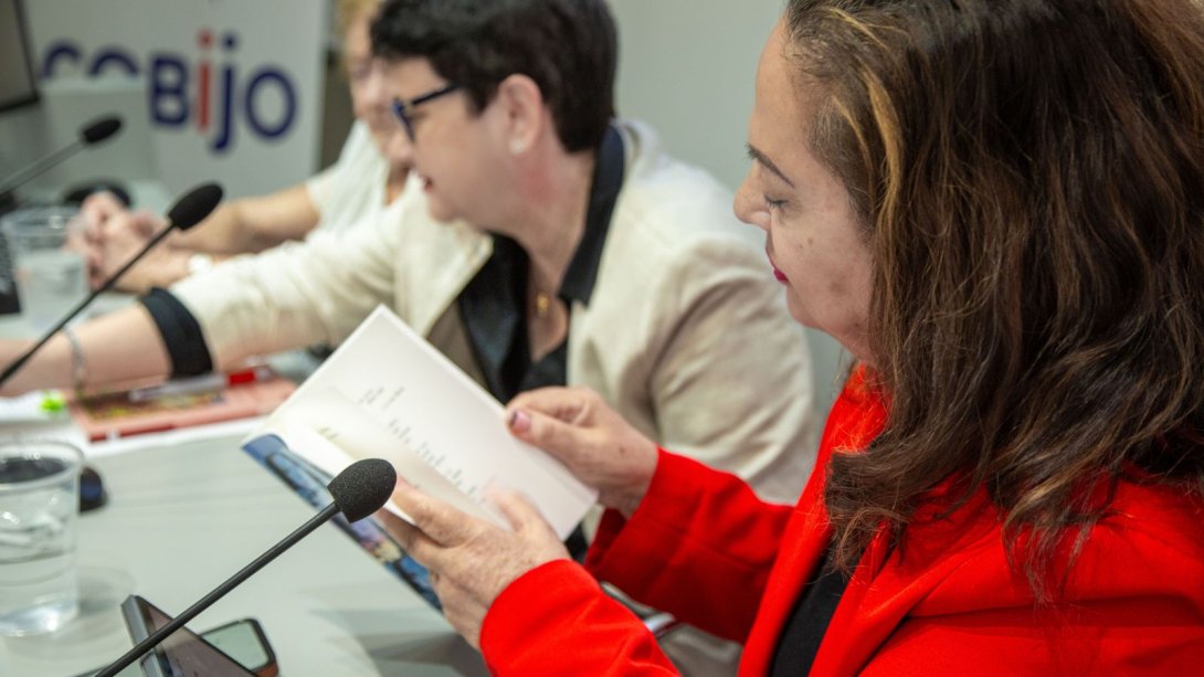 De izquierda a derecha: las escritoras Gleyvis Coro Montanet y Ana Valdés Miranda en el evento "Escritoras cubanas en Madrid" (23 de abril de 2026).