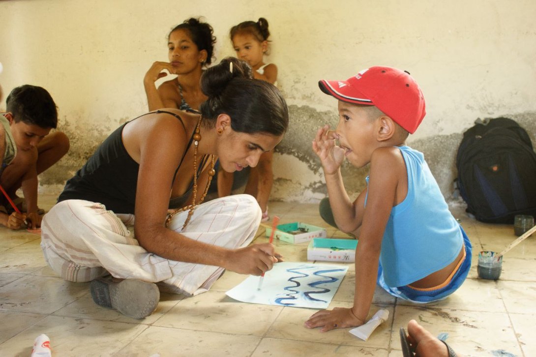 Anamely Ramos dibujando con niños de Cajobabo, GUantánamo, durante un taller organizado por la Brigada Serrana del ISA en 2012.