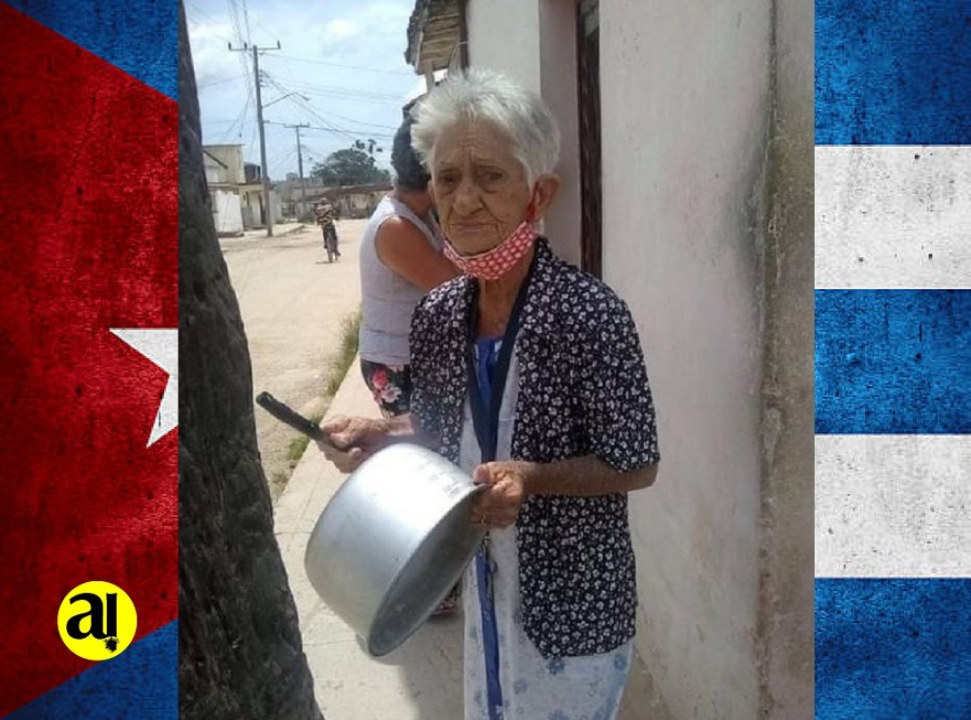 Protestas en Cuba. 11 de julio 2021. Anciana hace sonar su cazuela vacía.