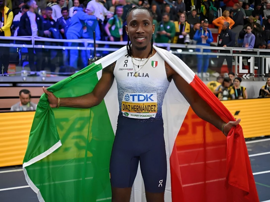 Andy Díaz con la bandera de Italia tras conquistar el oro europeo de triple salto en Birmingham (16 de agosto de 2026).