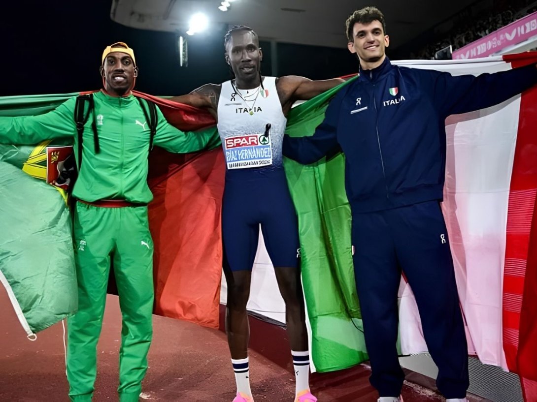 Andy Díaz, campeón de Europa de triple salto en Birmingham 2026, junto a Pedro Pablo Pichardo, medalla de plata, y Andrea Dallavalle, bronce.