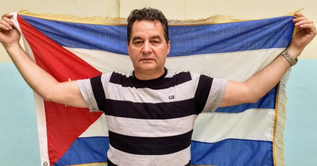 Ángel Santiesteban con la bandera cubana.