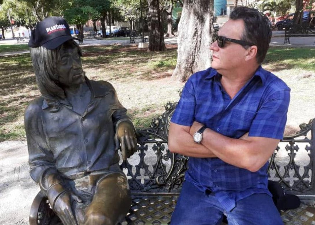Ángel Santiesteban y la estatua de John Lennon en La Habana, "plantados".