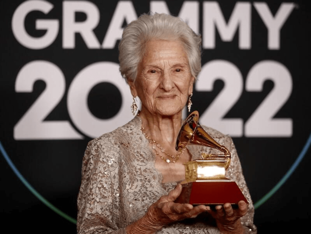 Angela Alvarez sosteniendo su Grammy Latino a Artista Novel.