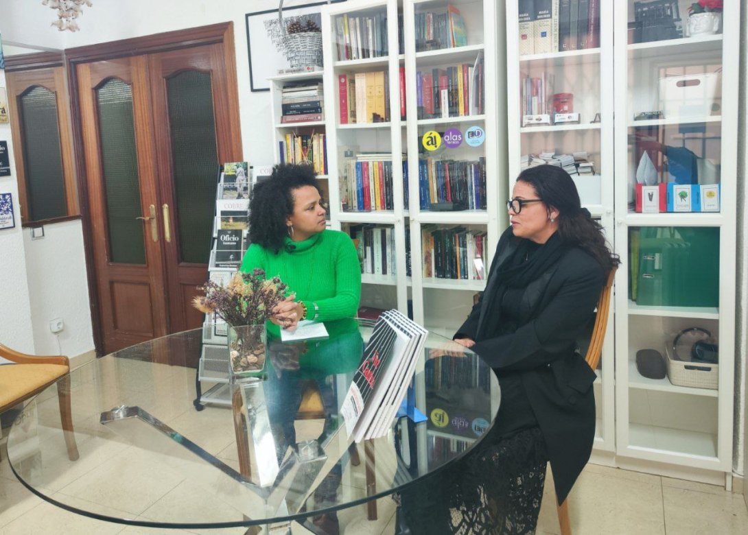 Yanelys Núñez (izquierda) conversa con Angélica Garrido (derecha) para el programa La Entrevista TV.
