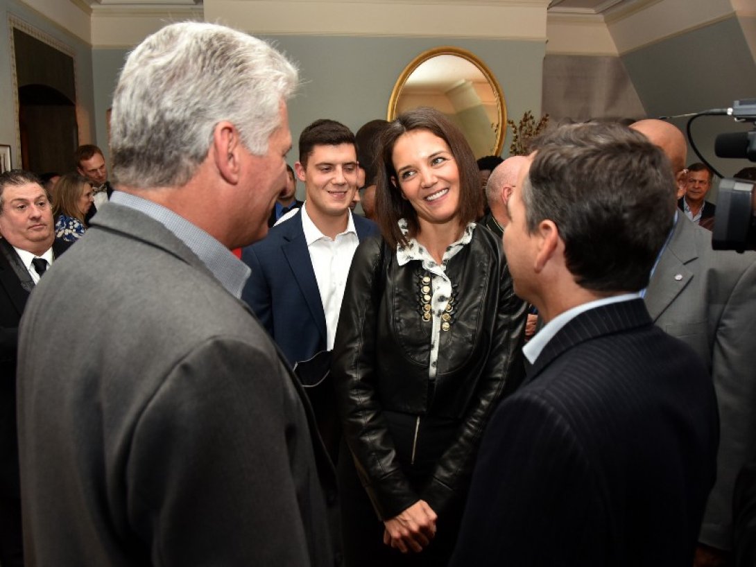 Manuel Anido junto a Díaz-Canel y la actriz Katie Holmes.