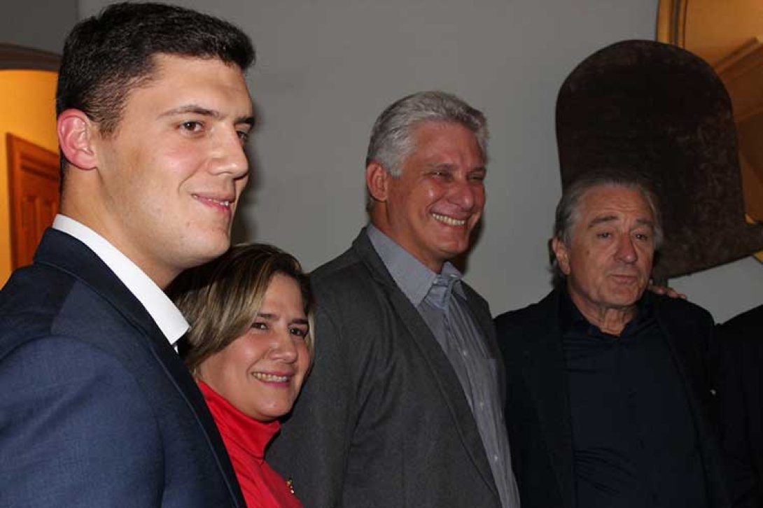 Manuel Anido junto a Lis Cuesta, Díaz-Canel y Robert de Niro.