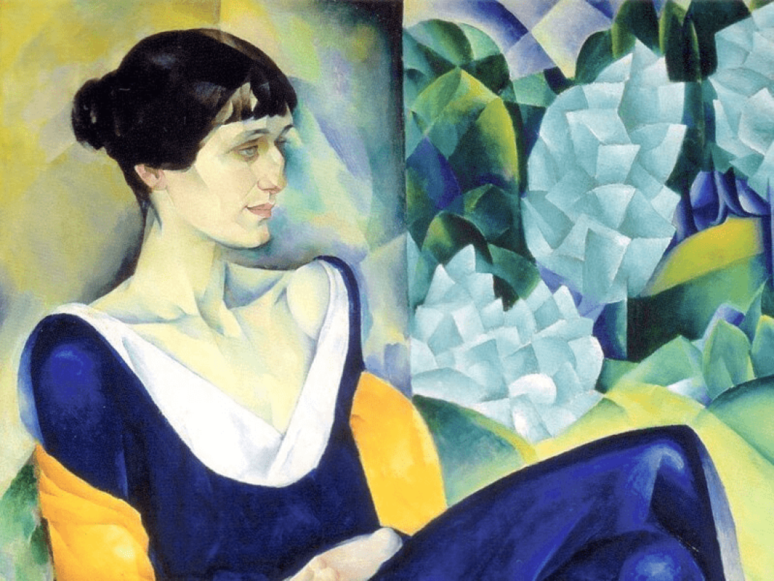 Retrato de Anna Ajmátova: sentada mirando al horizonte entre flores de fondo.