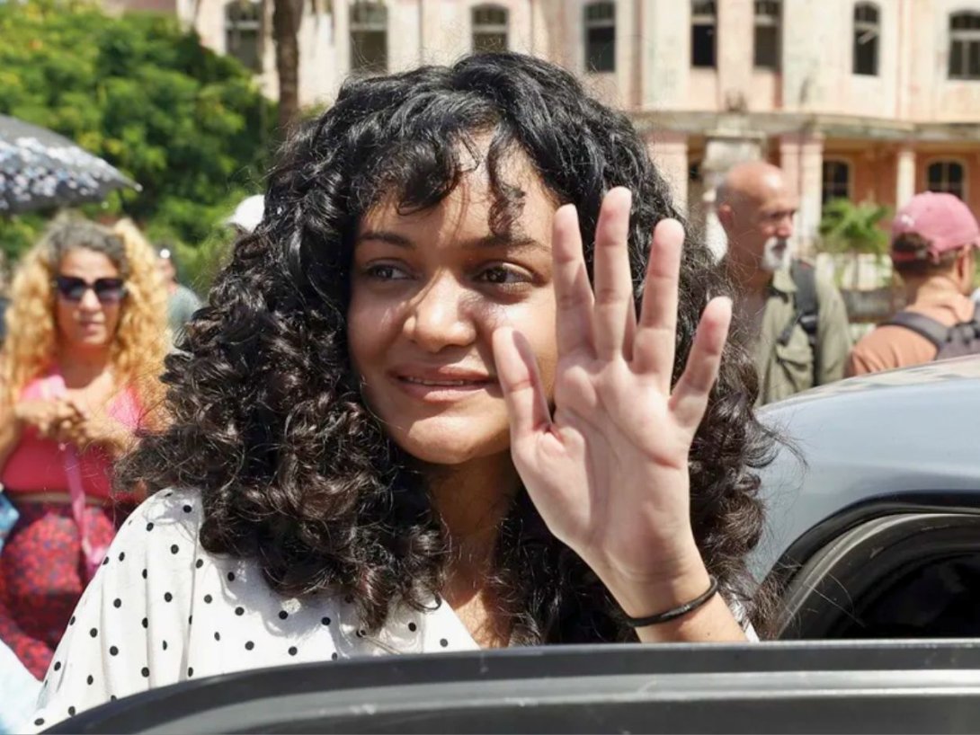 Anna Bensi, al salir del Tribunal Municipal de Habana del Este (1 de octubre de 2026). Foto: EFE.