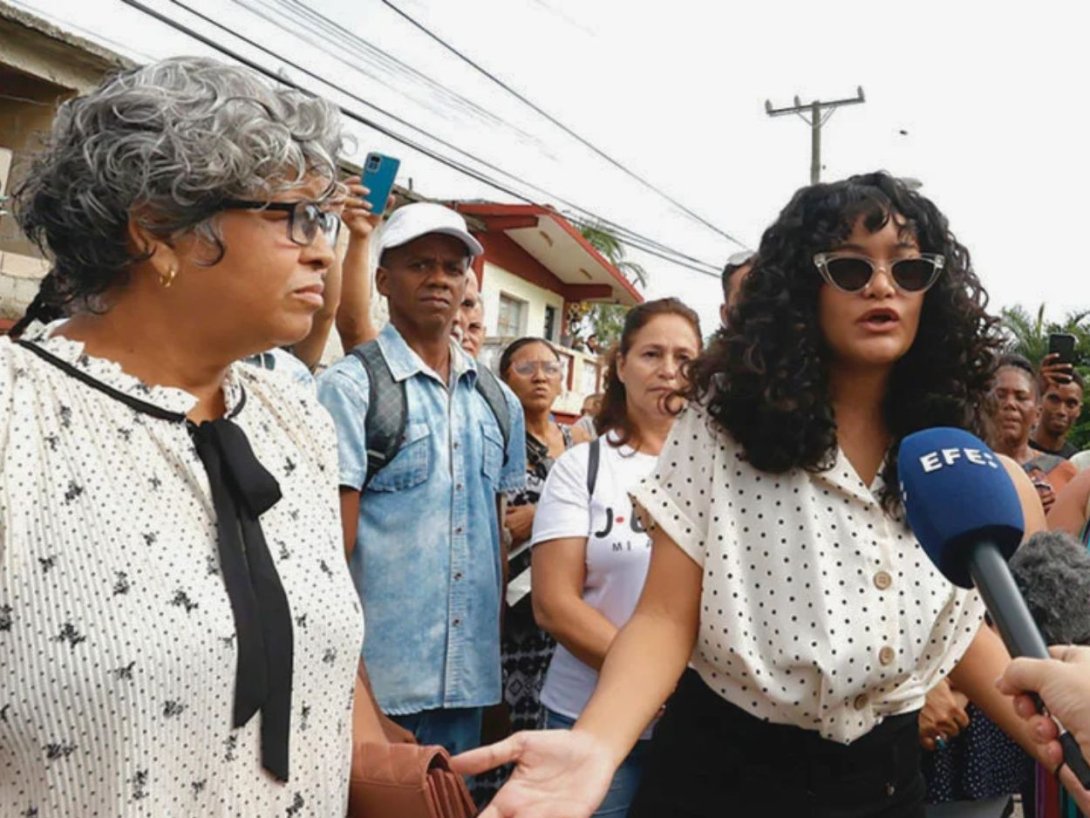Anna Bensi habla con periodistas a su llegada al Tribunal Municipal de Habana del Este (1 de octubre de 2026). Foto: EFE.