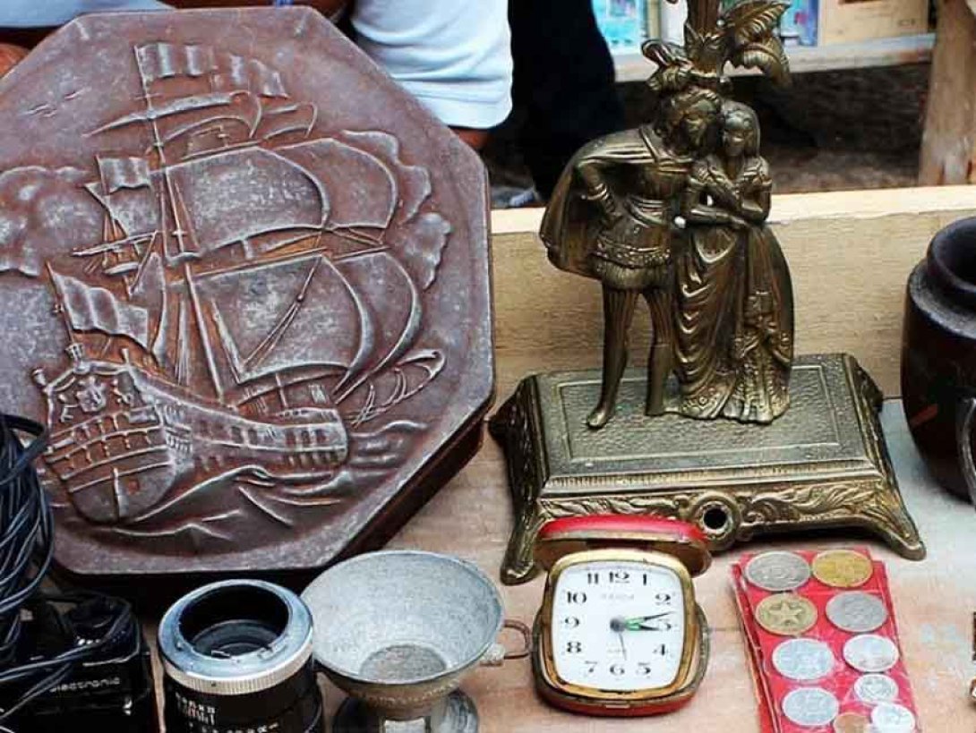Antigüedades, figuras de pareja y barco. Foto: Francis Sánchez