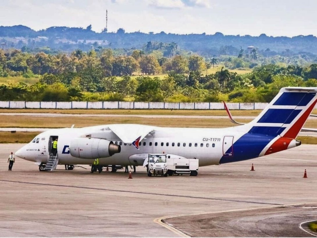 Antonov An-158 en aeropuerto e La Habana (27 de noviembre de 2016).