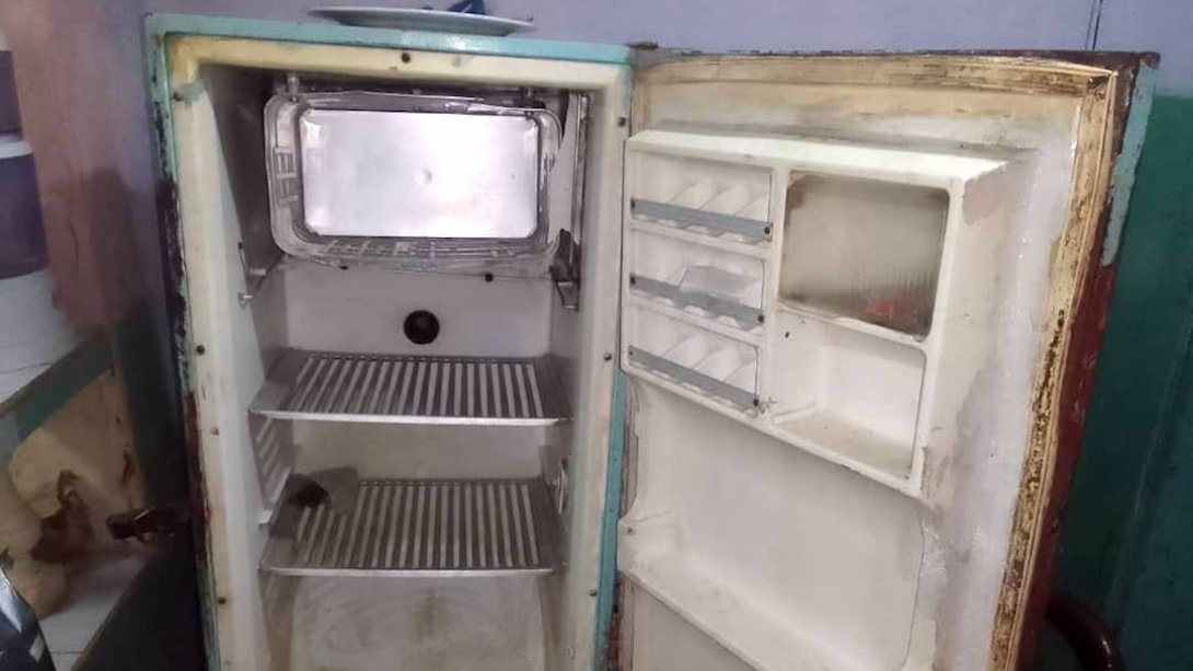 Refrigerador roto en Cuba a causa de los apagones. Foto: Diario de Cuba.