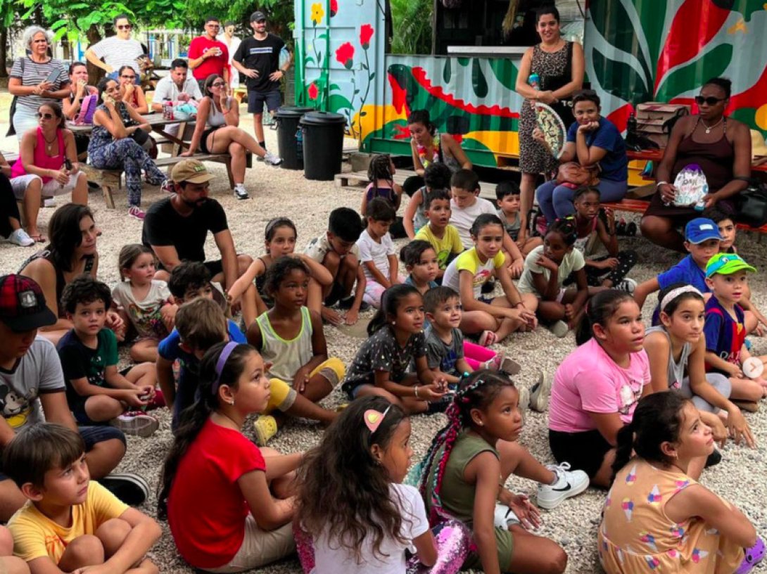 Niños reunidos recibiendo una clase.