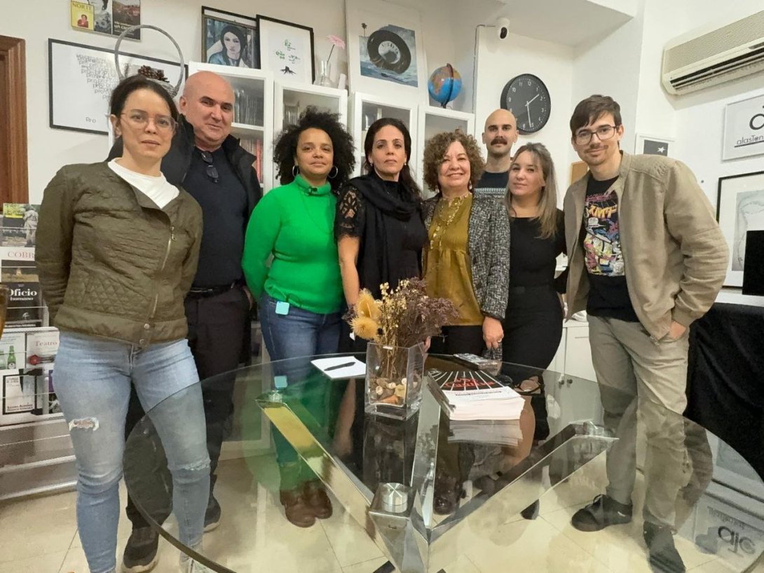 Miembros de Árbol Invertido y Alas Tensas junto a Angélica Garrido, ex presa política cubana.