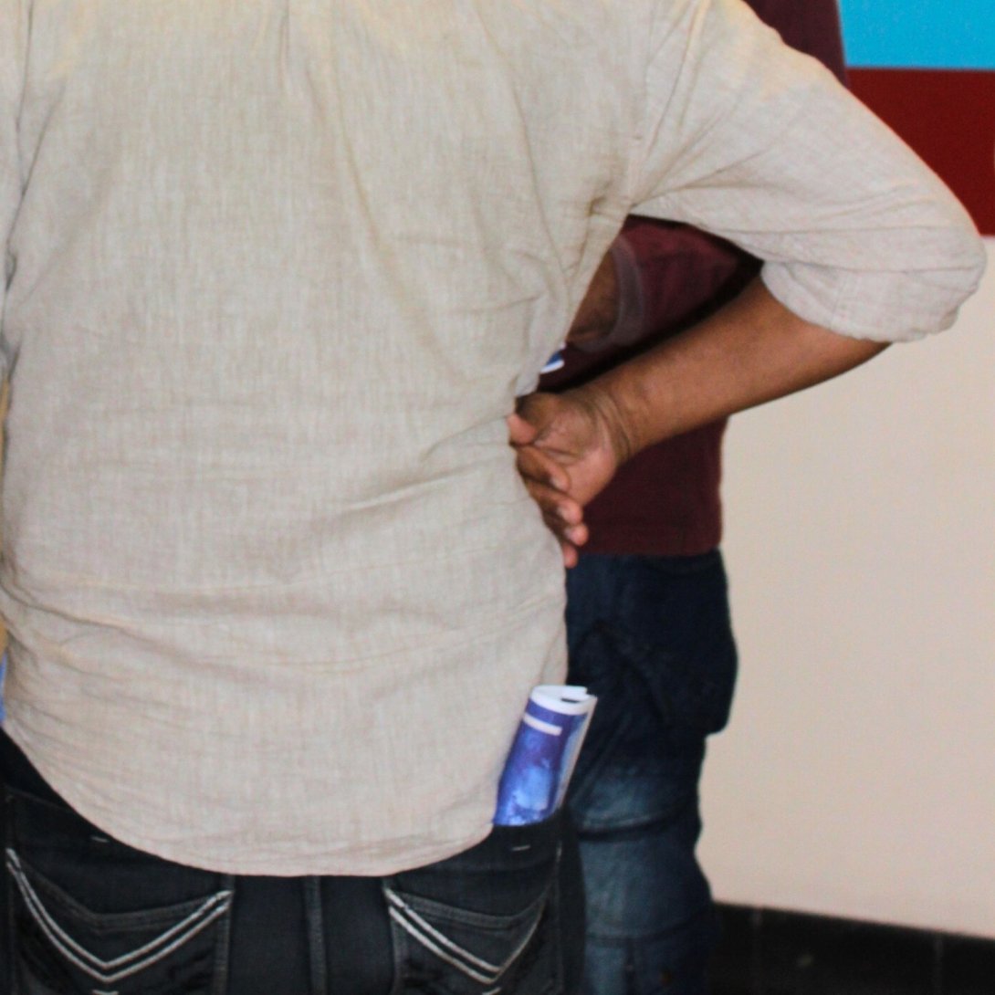 Ejemplar impreso de Árbol Invertido doblado y guardado en el bolsillo. La revista circula como objeto portátil y cotidiano.