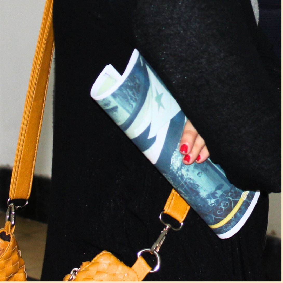 Ejemplar impreso de Árbol Invertido, visible junto a un bolso y junto al cuerpo. Cuba.