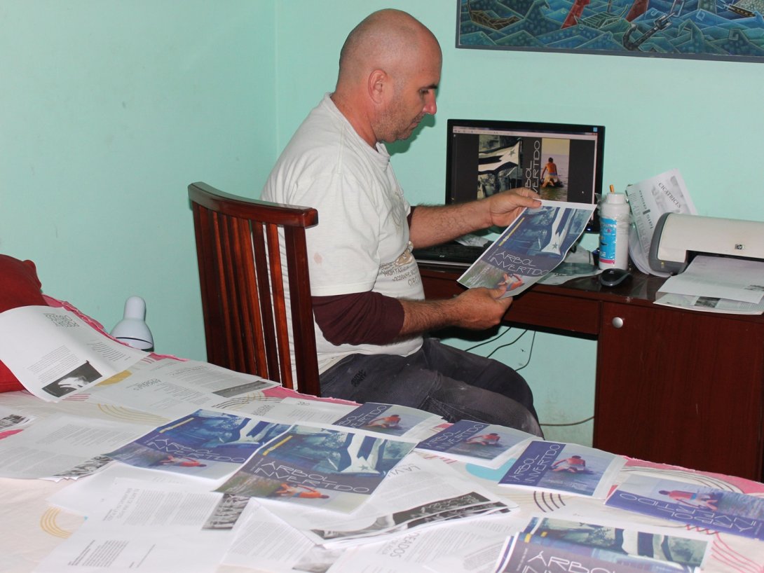 Proceso de impresión casera de ejemplares de Árbol Invertido, realizado por su director Francis Sánchez durante la etapa de ediciones impresas alternativas del medio.