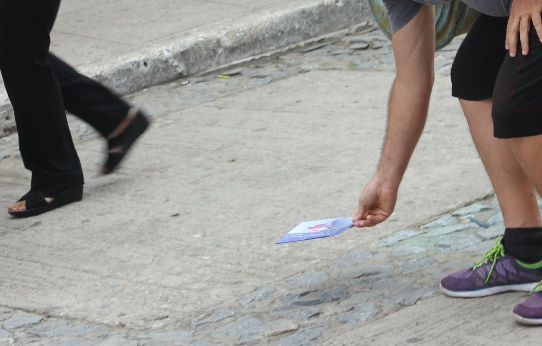 Liberación de un ejemplar de Árbol Invertido en el espacio público urbano. Acción de circulación editorial alternativa. La Habana, Cuba, 2015.