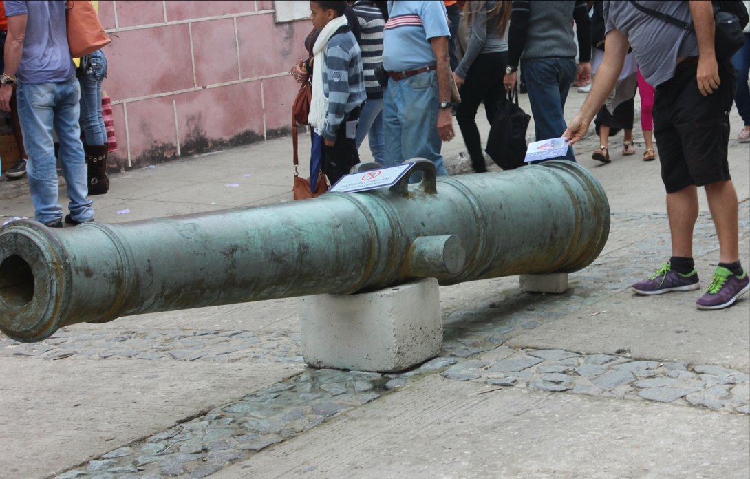 Liberación de una revista Árbol Invertido sobre un cañón antiguo. Recinto de Feria Internacional del Libro, La Habana, Cuba, 2015.